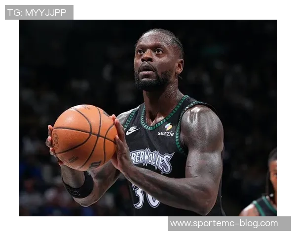 兰德尔上半场表现稳定11投6中贡献14分4篮板1助攻1抢断